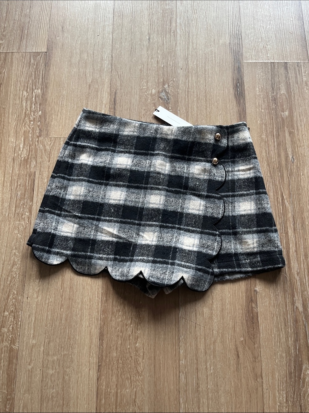 NWT Scalloped Plaid Skorts in Black and Gray